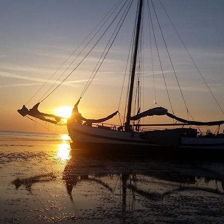 Ostello Tjalkjacht Pelikaan Enkhuizen Esterno foto
