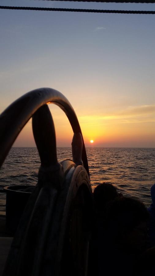 Ostello Tjalkjacht Pelikaan Enkhuizen Esterno foto