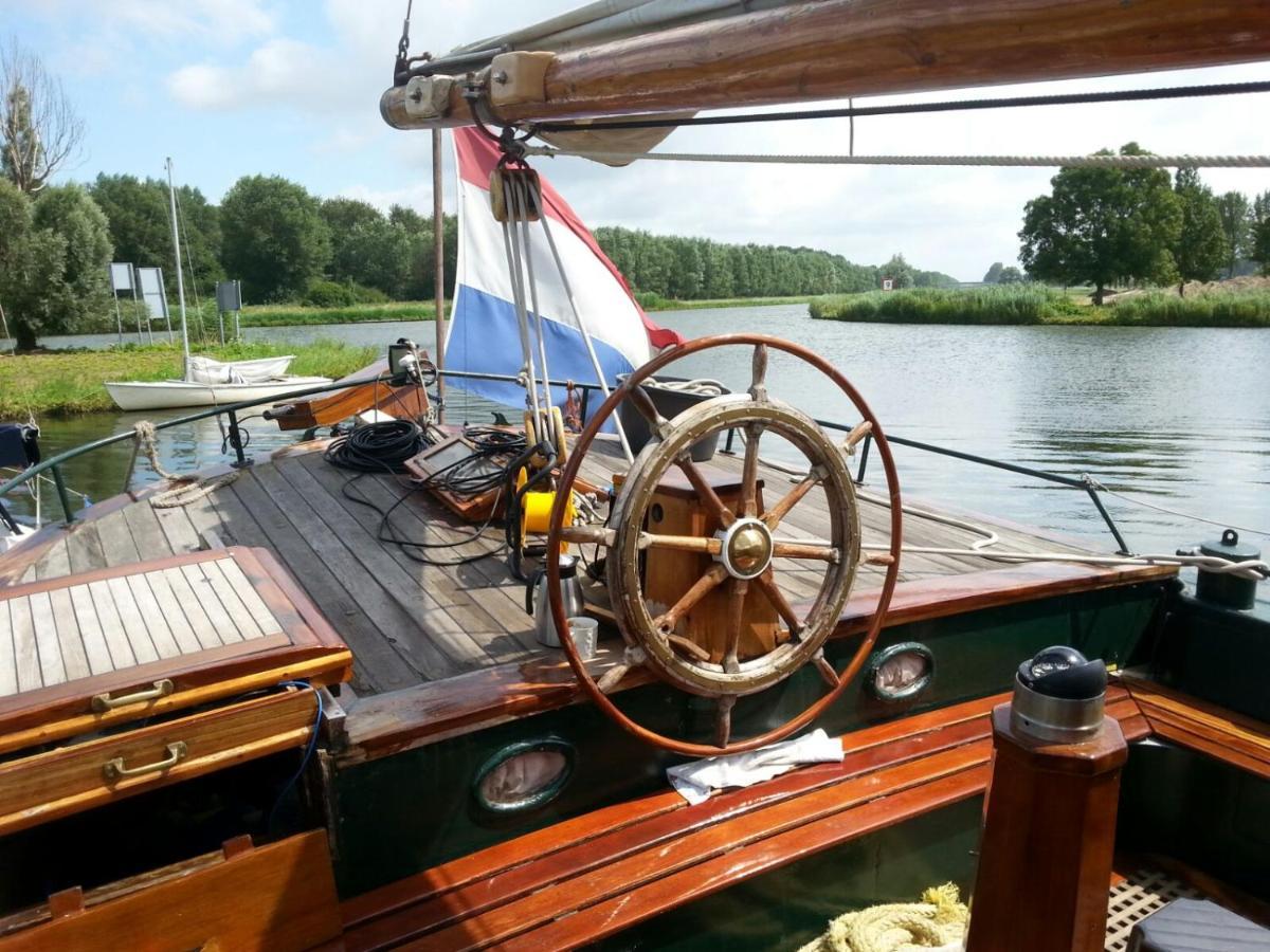 Ostello Tjalkjacht Pelikaan Enkhuizen Esterno foto