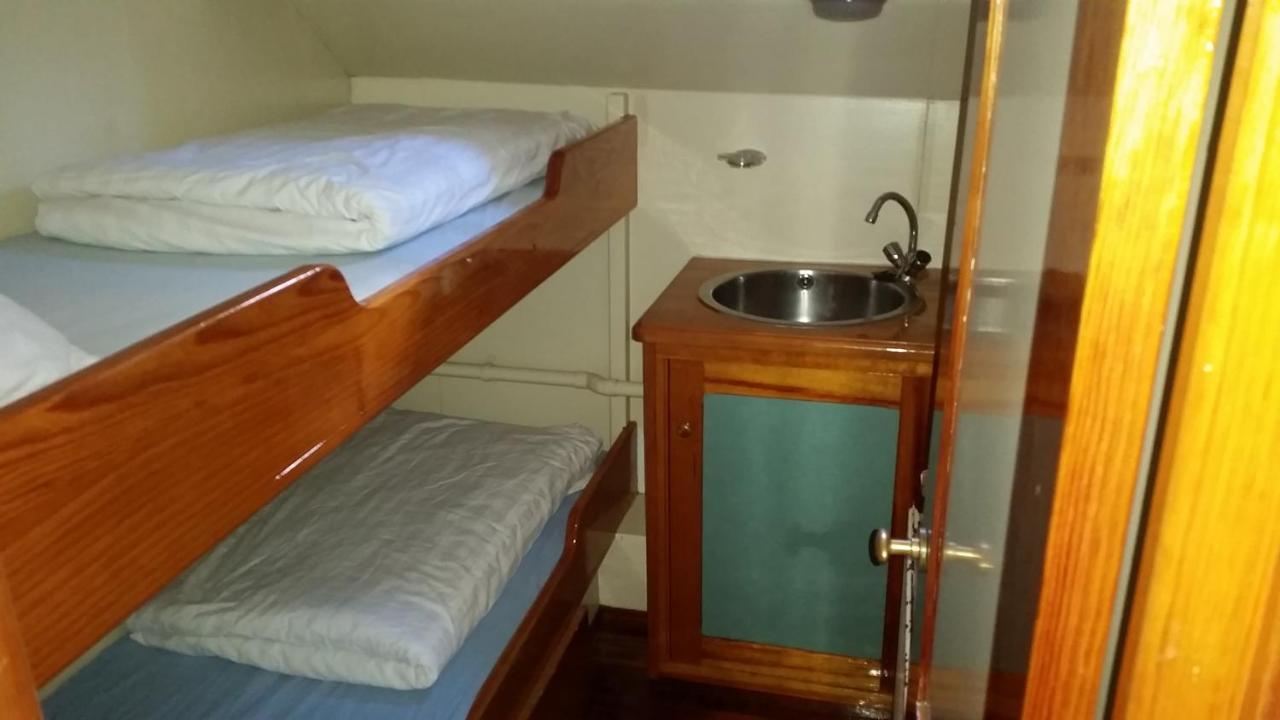 Ostello Tjalkjacht Pelikaan Enkhuizen Esterno foto
